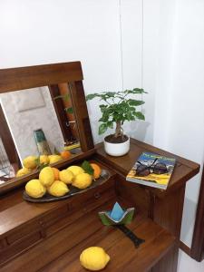 un tavolo in legno con un piatto di limoni sopra di Giulia Town House tra città e mare a Salerno