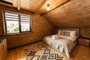 ein Schlafzimmer mit einem Bett in einem Zimmer mit Holzwänden in der Unterkunft Vdoma Sheshory in Scheschory