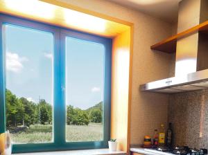 a window in a kitchen with a view of a field at Casa rural fuente de la mora in Uña