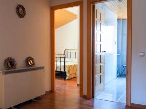 un pasillo con una puerta que conduce a un dormitorio en Casa rural fuente de la mora en Uña