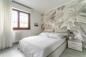 sypialnia z dużym łóżkiem z malowidłem ściennym w obiekcie Oasis Luxury - A.C/Terrace/2Bedrooms w Bergamo