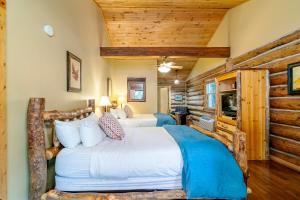sypialnia z 2 łóżkami w drewnianym domku w obiekcie Dancing Bear Lodge w mieście Townsend