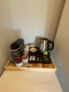 - une étagère avec une cafetière et de la nourriture dans l'établissement Home away from home, à Londres