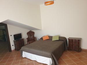 1 dormitorio con 1 cama con 2 almohadas en Villa Nina tra i castagni, en Roccadaspide