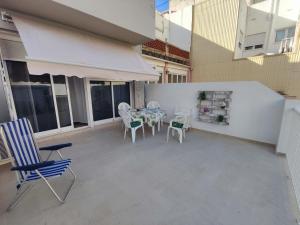 Un patio con sillas y una mesa en el balcón. en Piso céntrico reformado de excelente ubicación en Vinarós