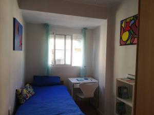 バレンシアにあるMalvarrosa Beachのベッドルーム1室(ベッド1台、デスク、窓付)