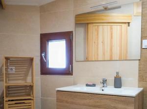 a bathroom with a sink and a window at La cuadrita in Uña