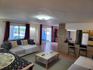 Posezení v ubytování luxury apartments sea views with pool + 37 fotografií