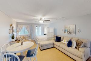 巴拿马城海滩Lullwater 283的客厅里有一张沙发和一张桌子。