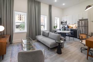 uma sala de estar com um sofá e uma cozinha em Sosuite at French Quarters - Rittenhouse Square em Filadélfia