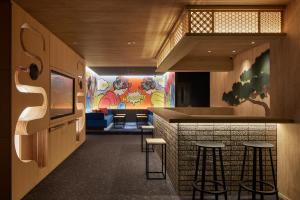 un bar in un ristorante con sgabelli in camera di Nagoya Hotel HOQA Hanaironoyu a Nagoya
