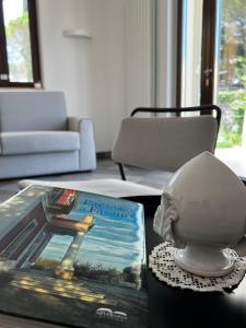 una mesa con un libro y un sombrero encima de una mesa en Dimora Di Bari, en Selva di Fasano