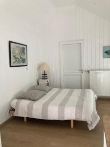 Ένα ή περισσότερα κρεβάτια σε δωμάτιο στο Studio sauna, Homes d'Opale