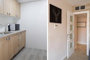 una cocina con fregadero y una puerta a una habitación en Lloret de Mar - BeachSide Apartment - Free Parking en Lloret de Mar
