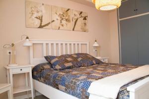1 dormitorio con 1 cama y 2 mesitas de noche en Lloret de Mar - BeachSide Apartment - Free Parking en Lloret de Mar