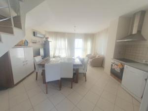 een keuken en een woonkamer met een tafel en een eetkamer bij CARETTA VİLLA in Antalya
