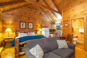 um quarto com uma cama e um sofá num quarto em Dancing Bear Lodge em Townsend