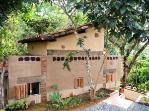 una pequeña casa en medio de un bosque en La Casita del Bosque, Minicasa totalmente equipada, con tina y agua caliente, en Barichara