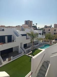 Vista arial de um edifício com um relvado verde em Apartamento Santiago de La Ribera em Santiago de la Ribera