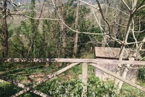 a wooden bench sitting on top of a wooden fence at Casa campagna bosco in Frassineta