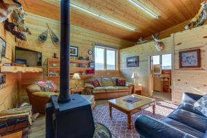 CoraにあるCozy Cora Studio Cabin with Wind River Mtn Viewsの暖炉付きのリビングルーム(ログキャビン内)