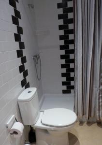 une salle de bain avec des toilettes blanches et une douche dans l'établissement Downtown, Cozy Apartment In Lisbon, à Lisbonne 22 autres photos