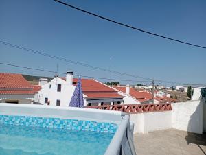 une piscine sur le toit d'une maison dans l'établissement O Refúgio do Pastor, à Sousel