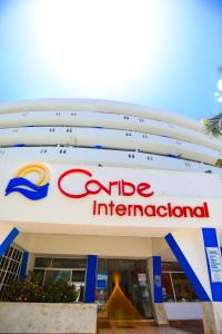 un cartel internacional colgante en el lateral de un edificio en Hotel Caribe Internacional Cancun en Cancún