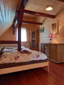 a bedroom with a bed in a wooden cabin at Medová chaloupka Jetřichovice České Švýcarsko in Jetřichovice