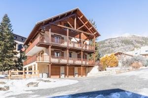 Casa de madera grande con balcón en Chalet Clos Gauthier, en La Salle-les-Alpes