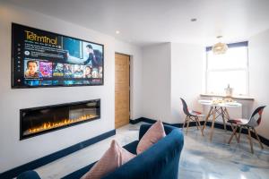sala de estar con chimenea y TV en Brand New Apartment Central Location Hot Tub en Bowness-on-Windermere