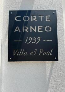 un cartel en una pared que lee Corptenance villilla y pool en Corte Arneo 1939, en Leverano