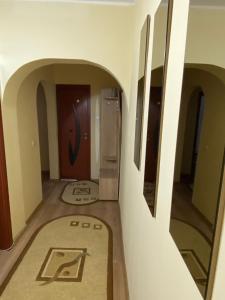 Cette chambre dispose d'un couloir avec une porte et un tapis. dans l'établissement Apartment for rent, à Galaţi