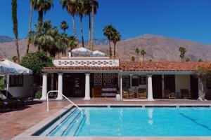 una piscina frente a una casa en Villa Royale en Palm Springs