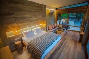 - une chambre avec un grand lit et un salon dans l'établissement Chiangmai Boutique Pool Villa, à Chiang Mai