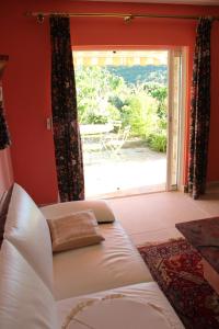 uma sala de estar com um sofá e uma porta de vidro deslizante em Carpe Diem em Le Lavandou
