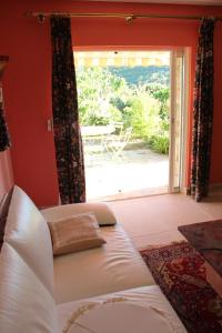 Una sala de estar con un sofá y una puerta corrediza de vidrio. en Villa Carpe Diem, en Le Lavandou