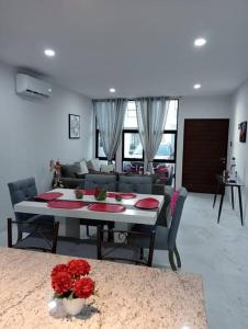 a living room with a table and a couch at Hermosa Residencia junto al mar in Veracruz