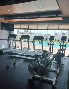 a gym with several rows of exercise bikes at Hermosa Residencia junto al mar in Veracruz