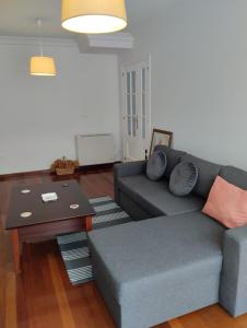 uma sala de estar com um sofá e uma mesa em ALVAFER em Ribadeo