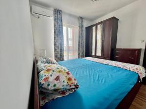 Vista Sul Mare III : غرفة نوم بسرير ازرق ونافذة