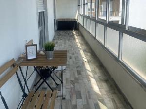 pusty korytarz ze stołem i oknem w obiekcie Cozy apartment near Parque das Nações w mieście Bobadela