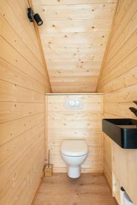 - une salle de bains avec toilettes dans une chambre en bois dans l'établissement Chalet perché Chabanon - Alpes du Sud, à Selonnet