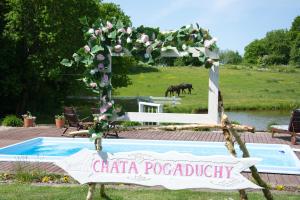 une pergola avec un signe qui lit la peoriaopathie des chatées dans l'établissement Chata Pogaduchy, à Ronin
