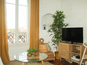 sala de estar con TV y mesa de cristal en Cosy Home_A 30 minutes de Disneyland en Joinville-le-Pont