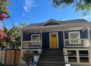 ein blaues Haus mit gelber Tür und Treppe in der Unterkunft Downtown Rustic Roots in Chico