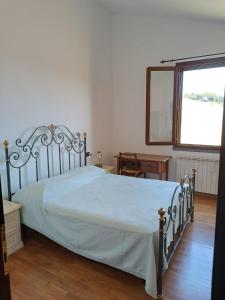 um quarto com uma cama com uma colcha azul e uma janela em A Casa di Emilie em Castelfiorentino