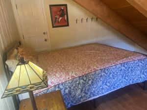 Cama ou camas em um quarto em The Viking Lodge - Downtown Winter Park Colorado