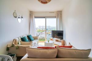 a living room with a couch and a tv at Rubis luxe proche Paris in Choisy-le-Roi