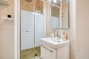 a white bathroom with a sink and a shower at Rubis luxe proche Paris in Choisy-le-Roi +16 photos